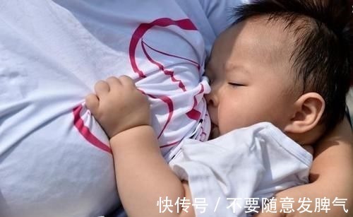 爸爸妈妈|三个月大的宝宝边喝母乳,边用手推妈妈,他想表达什么呢?