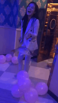 |搞笑GIF:幸亏反应快 不然被老婆发现就麻烦了