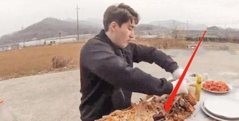 出卖|大胃王挑战80斤“烤乳猪”,摄像师却出卖了他,网友当我们傻