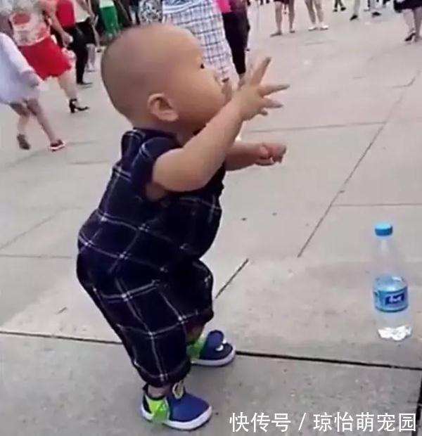 年轻人|奶奶带2岁孙子出门,妈妈下班后去接孩子,广场上的画面让她笑翻