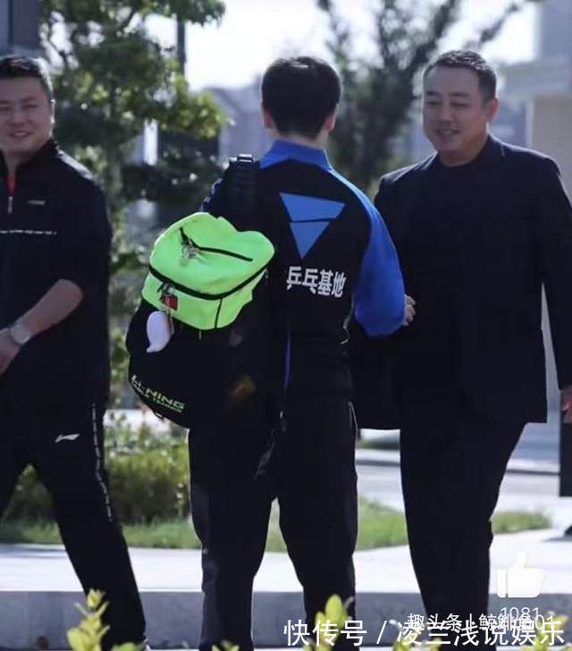 黄海诚|与孙颖莎握手露肩亲切聊，刘国梁如此重视，不会让孙颖莎被散养的