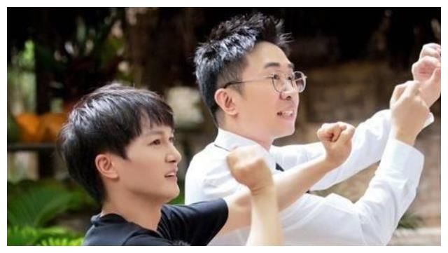 他在《好声音》早早被那英淘汰，如今红到发紫，高晓松喊他周老师