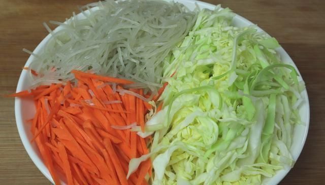 饺子皮别包饺子了,试试这种特色做法,一卷一烙,出锅被抢光