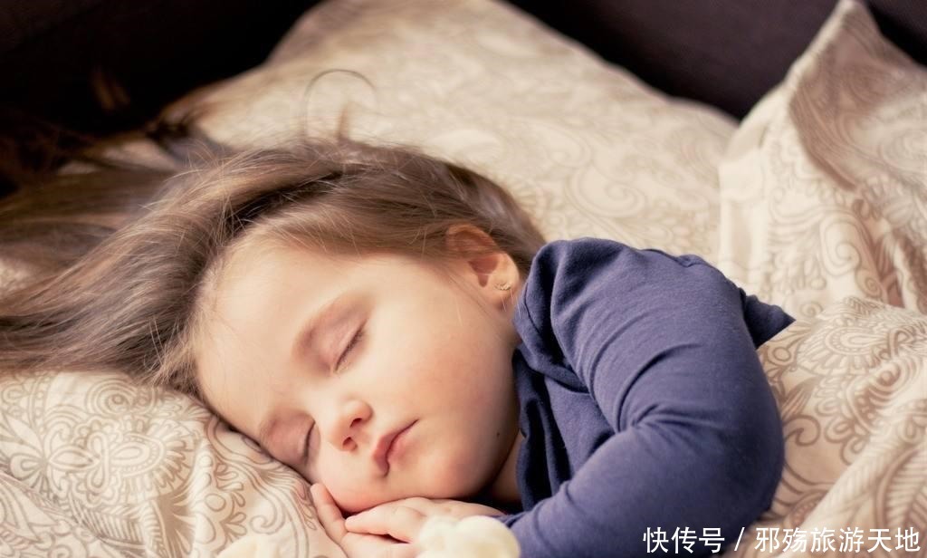 宝爸|宝宝打扰父母二人世界,宝爸神转移娃,网友醒了你就完了