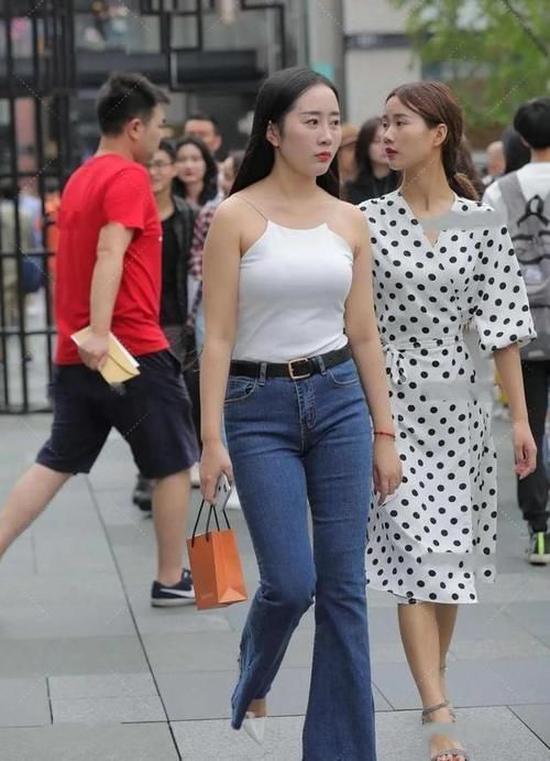 配饰|牛仔裤小小搭配一下,这样穿出来的身材更显瘦,束腰效果很明显
