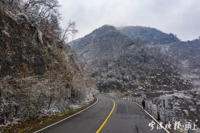 来访|初雪来访，宁波四明山这条公路迎来游客打卡！现场美成这样