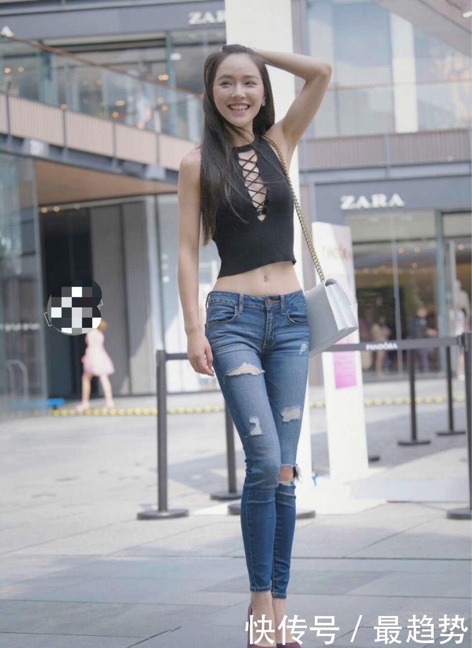 时尚街拍:小姐姐紧身牛仔裤彰显性感身材,修长美腿迷人抢镜!