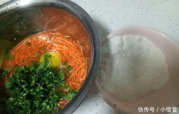 胡萝卜别总炖煮烧,试试这个做法,挑食的“熊孩子”吃得很开心