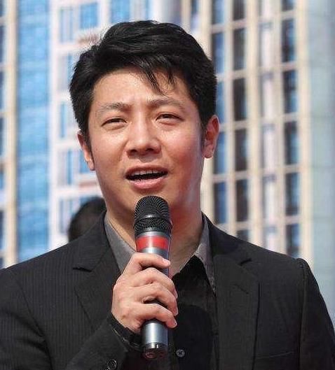 身体|撒贝宁做饭被摄像机砸头！痛到身体蜷缩捂头，大笑掩盖疼痛