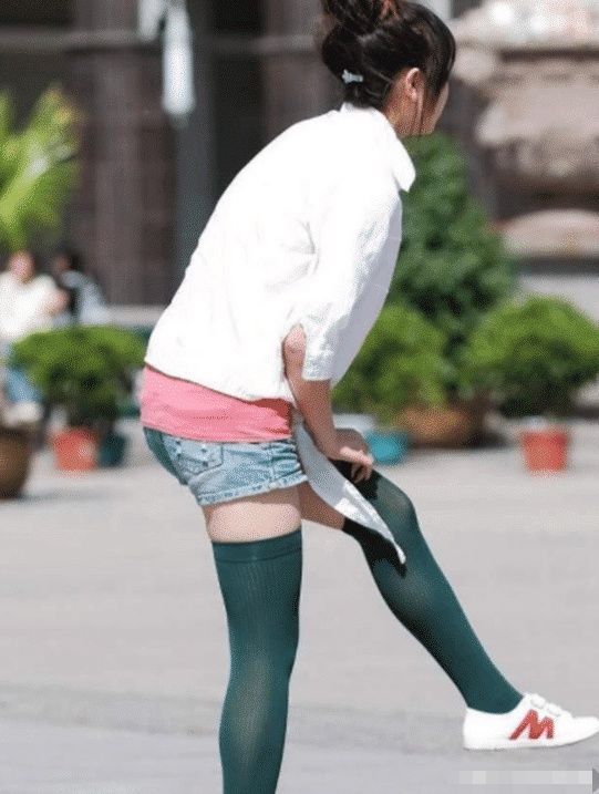 袜子|街拍见过边走边提裤子的,还真没见过边走边提袜子的