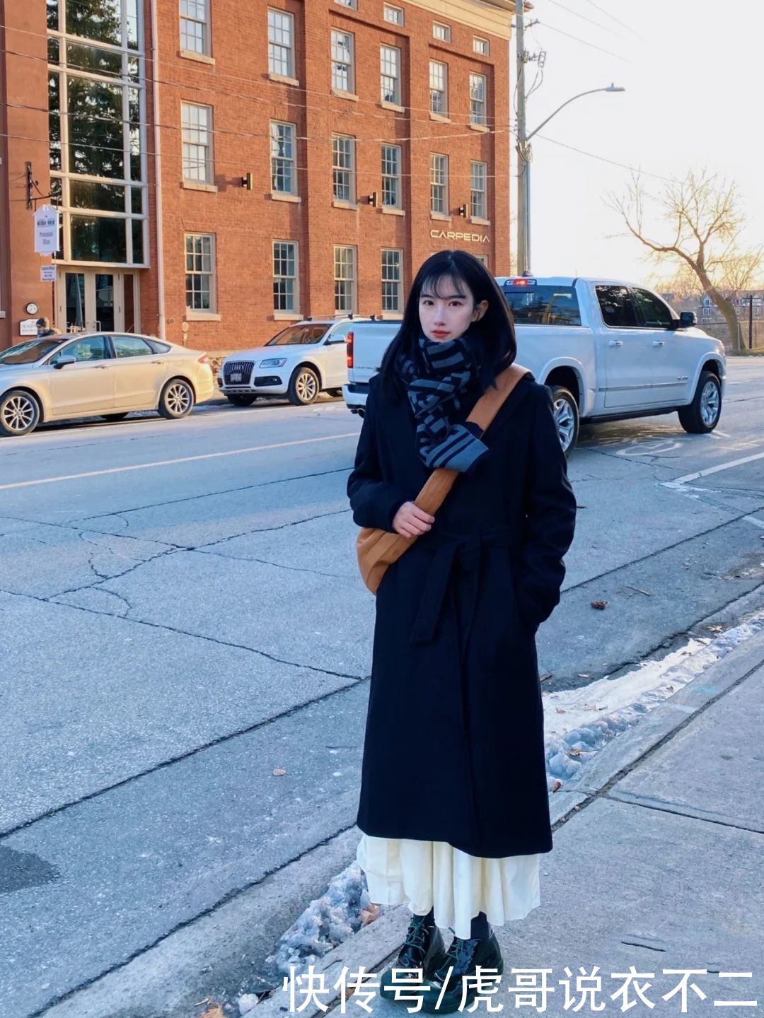 穿大衣选对颜色很重要，这3种颜色百搭质感又时尚，谁穿谁优雅