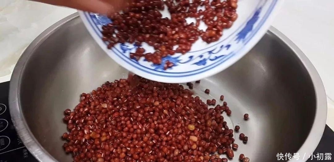 红薯这样做才最好吃,一蒸一切,比豆沙糕都好吃,一口一个真解馋