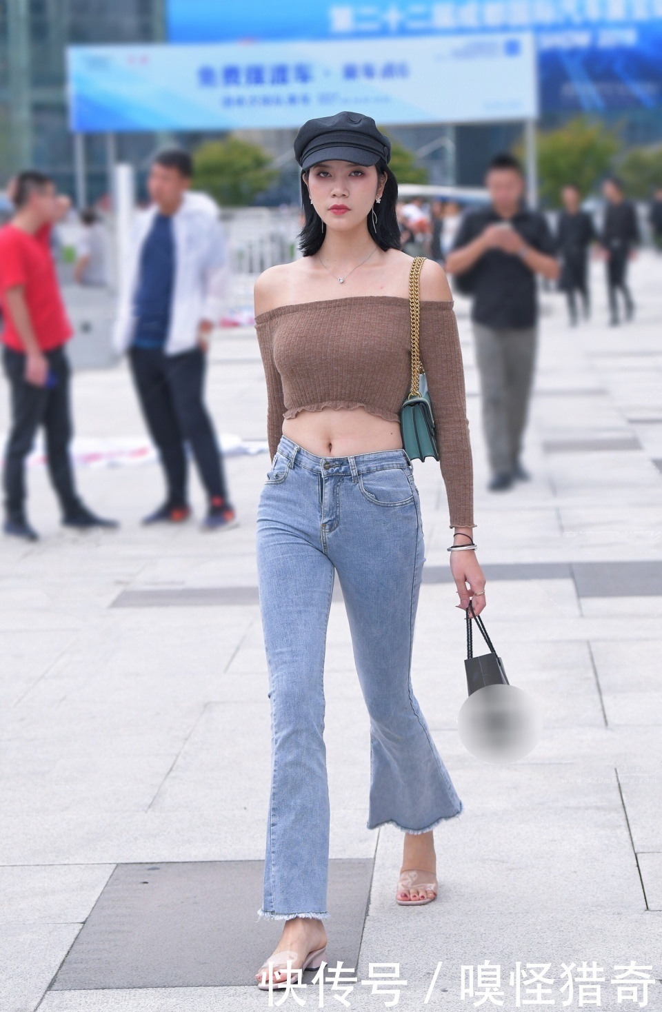 街拍：美女抹胸漏脐配喇叭裤，既性感又有气质！