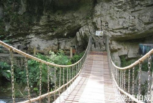 古宅@安徽古民居门楣上有四个字,外人一般不认识,经过解释竟是这意思