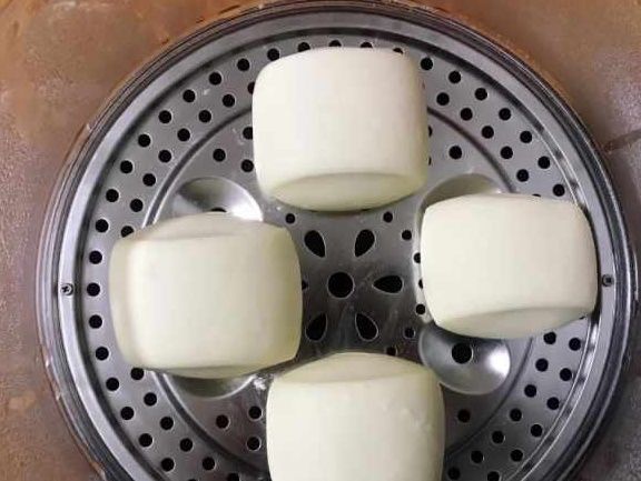 为什么有人蒸馒头面里加盐油糖？在面粉与酵母发酵过程中有啥作用