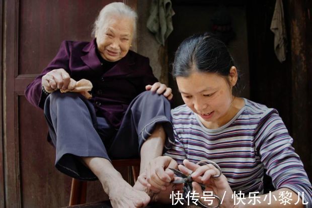 孝顺|“妈,你不要走啊”101岁老人对女儿喊妈,得知原因网友泪目