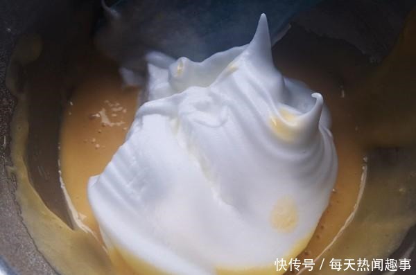  做蛋糕就要用烤箱教你一款无油小蛋糕，保证好吃到不想停