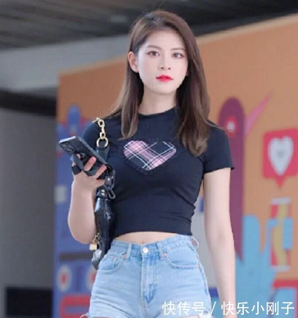 大长腿 黑色修身T恤搭配牛仔短裤,时尚成熟显大气,展现笔直大长腿