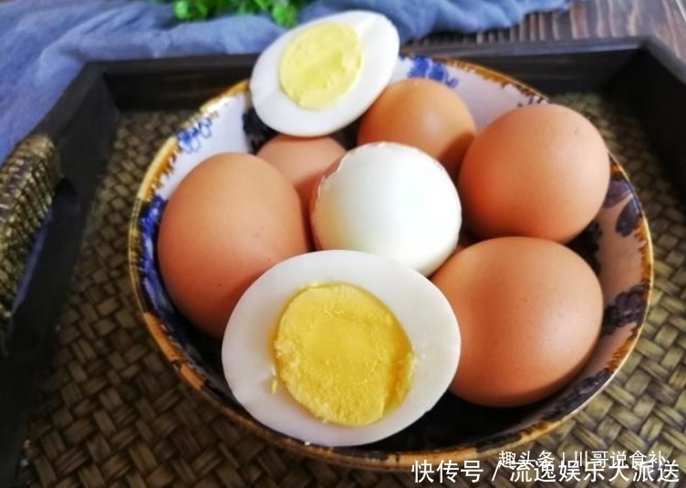 煮鸡蛋,用清水煮就错了,多加一步,蛋壳一剥就掉,蛋黄嫩营养好