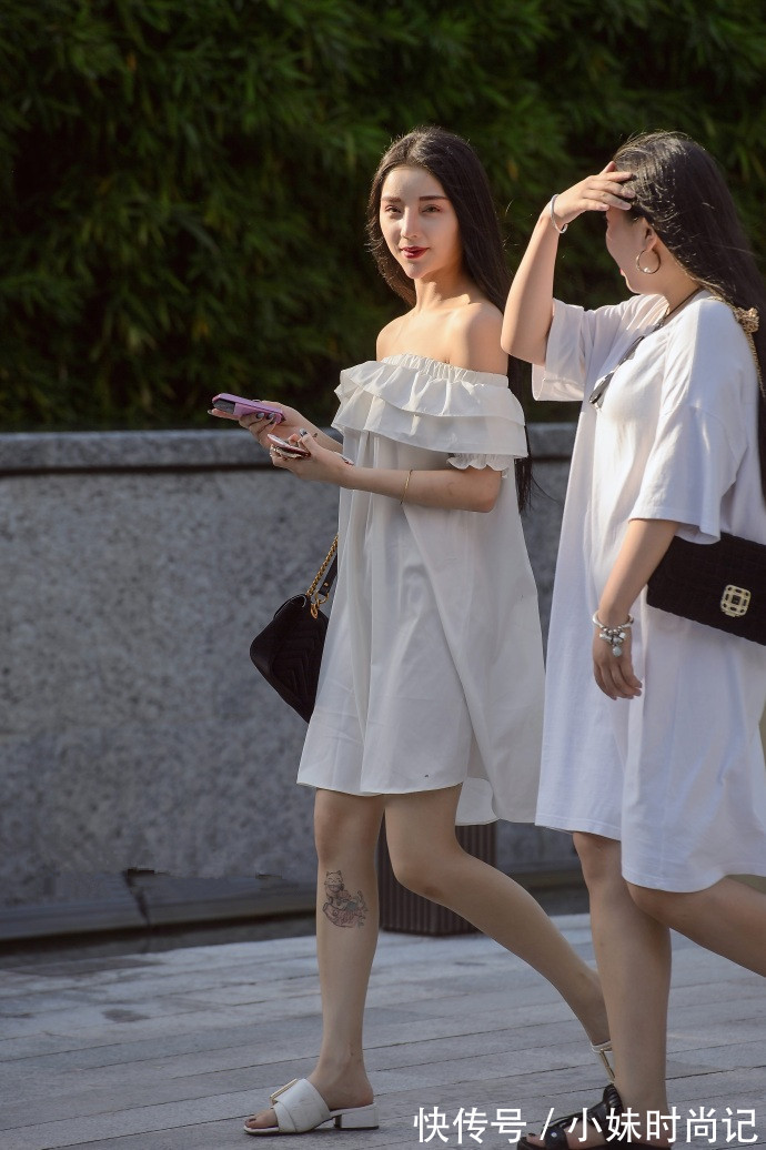 街拍 成都街拍,白色露脐装T恤搭配黑色紧身裤,休闲又有范!