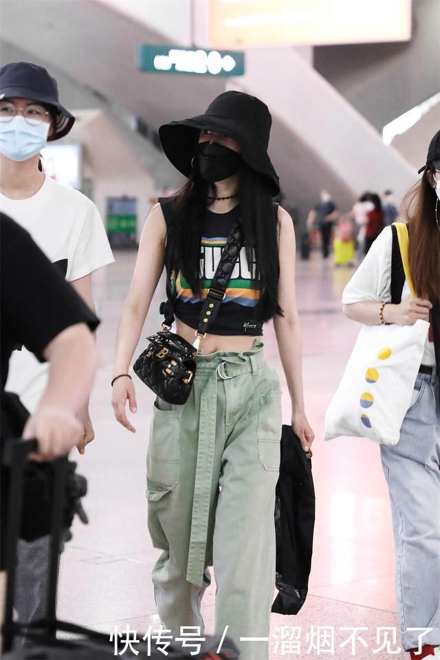 明星都爱一种穿法叫“上紧下松”,时髦又显身材,腿粗女生也能穿