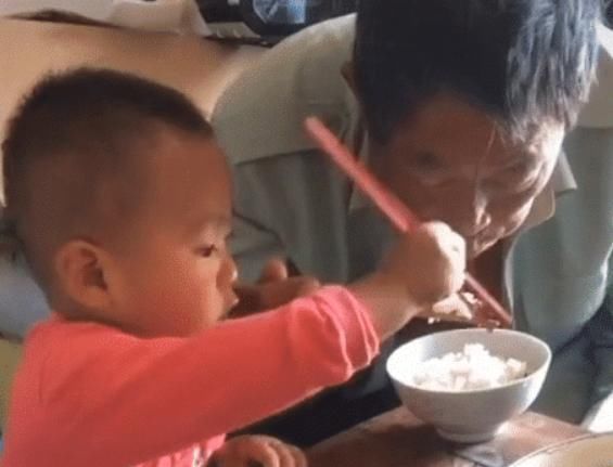 爷爷|“你养我长大,我陪你变老”,萌娃瞪大眼睛,为爷爷“夹菜”火了