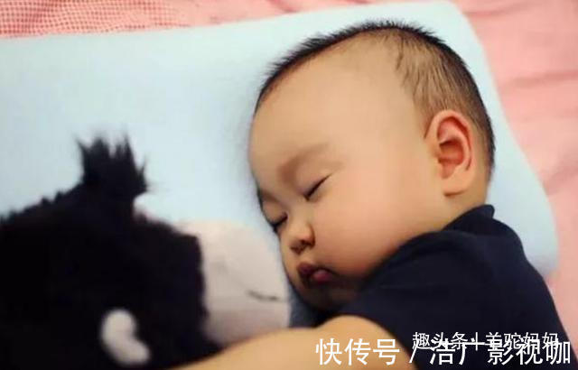 睡眠时间|“我家宝宝玩累了自己就睡了”,宝妈骄傲炫耀,儿科主任太无知