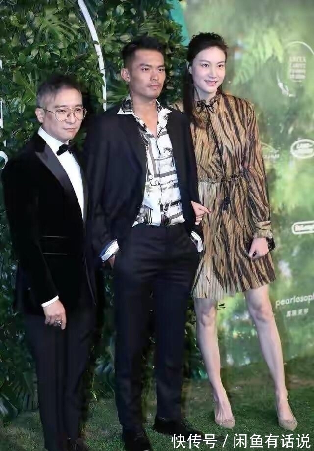 老婆|林丹带老婆现身，穿格纹西装帅气如男模，谢杏芳穿一身红裙好登对