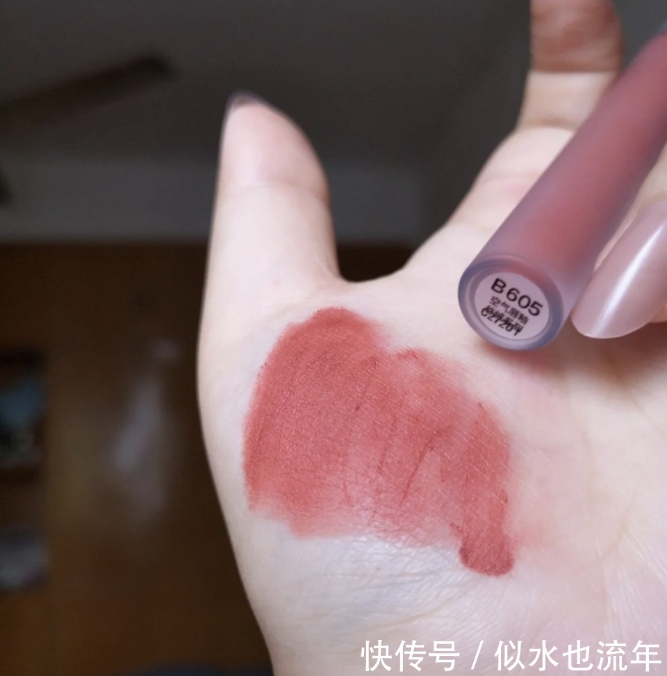 唇釉|学生党不能化妆?这四只“伪素颜”色,显白又心机,减龄还不挑皮