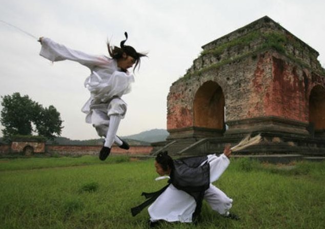 中国@他被誉为中国轻功第一人,一跃跳上四米高墙,2公里路只需5分钟