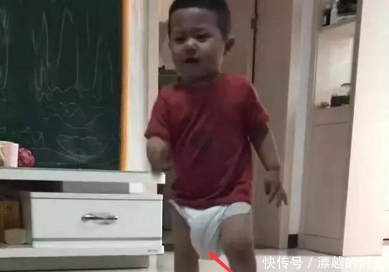 老爸|“医院最霸气宝宝”走红,边输液边溜爸爸,网友卑微的爸爸