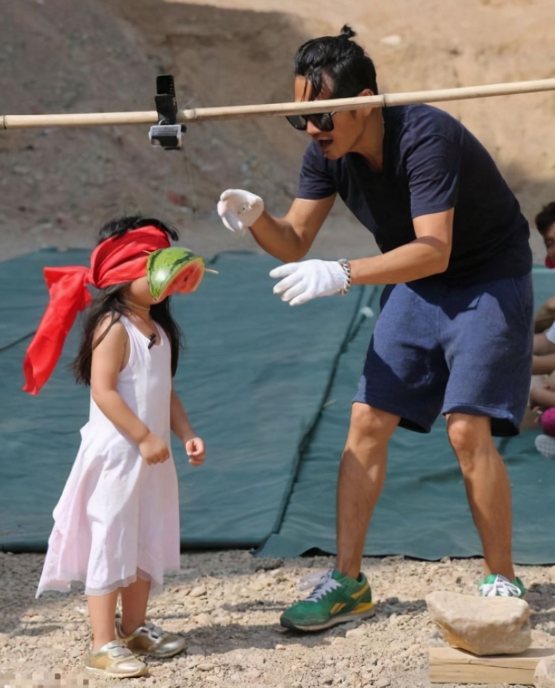 全身|“慌张宝爸”意外火了,抱着孩子全身都在抗拒,转过身来网友乐了