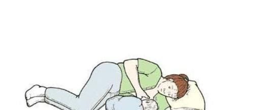 小眼神|奶奶看戏入迷,忘记了正在喂孩子吃奶,宝宝的表情让人捧腹大笑