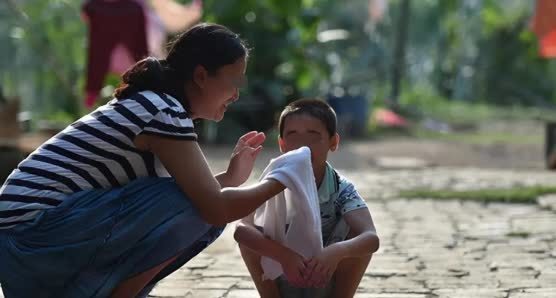 郑希怡|一位10岁男孩的清晨,让无数父母羞愧:好孩子都是别人家的