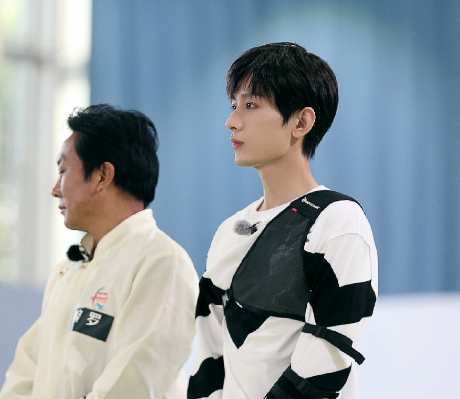 《奔跑吧第九季》剪影海报出炉,原班人马回归,新成员却被质疑