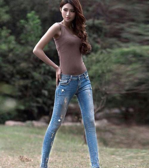 身材|美女穿上牛仔裤！不仅显气质而且更能展现身材，年轻时尚又减龄