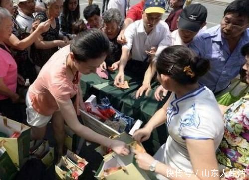 父母|宝妈炫耀10块钱带儿子吃海底捞:贪小便宜的父母,正在毁娃