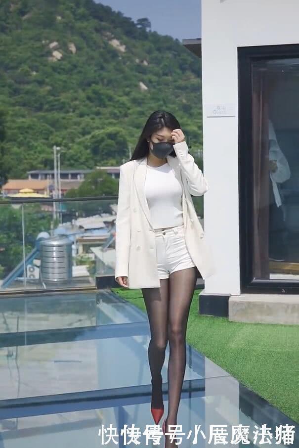 精致|时尚街拍,美女短裤黑丝配高跟鞋,展示高级精致感