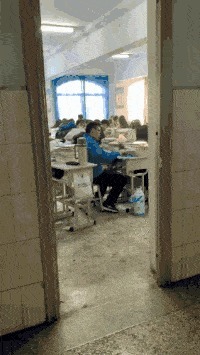 |搞笑GIF段子：妹子，你们说你们会修车，几个小时过去了这车还能开吗？