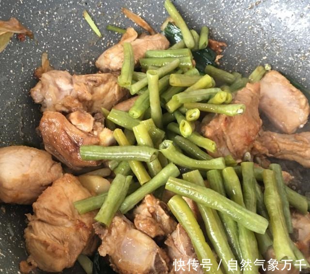 酸豆角烧排骨,香气扑鼻,一点都不油腻!