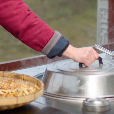  加上五花肉白辣椒一起炖