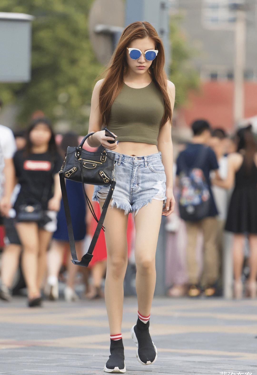 高跟儿 清凉又百搭的牛仔短裤，可以从音乐节，一直时髦到街头的日常穿搭