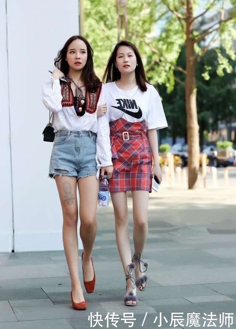 路人街拍,下衣失踪的穿法,尽显一双笔直的大长腿,看着十分养眼