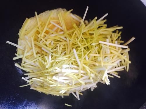 进入3月，这个菜不吃就可惜了，和鸡蛋一起炒，又鲜又嫩又下饭