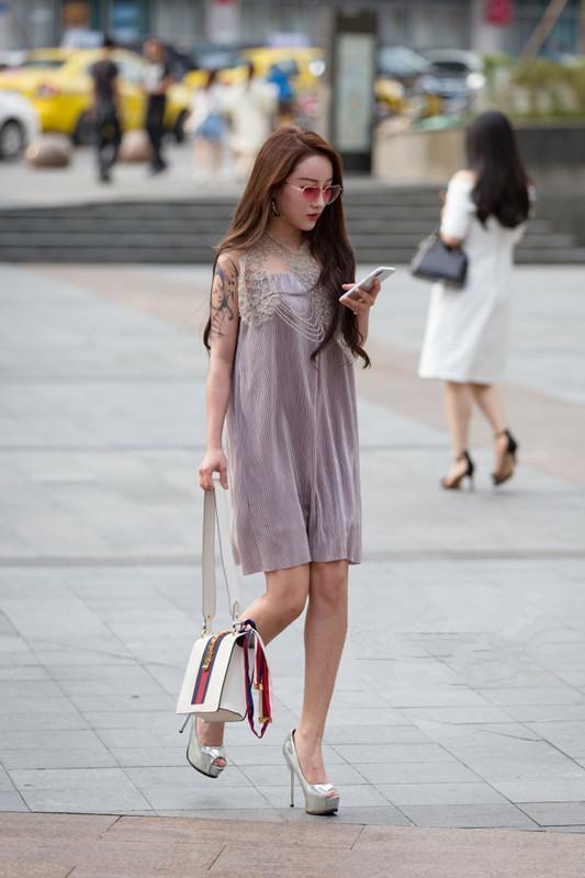 美女|身穿百褶皱裙的美女,红色头发很有个性,尽显时尚美