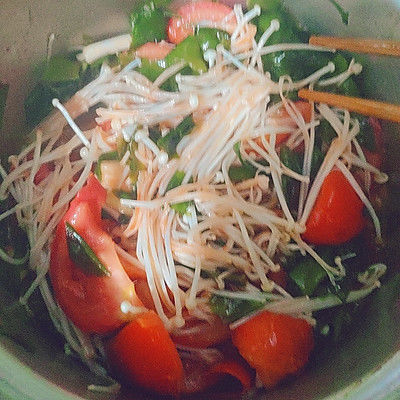 西红柿海带苗金针菇豆腐汤