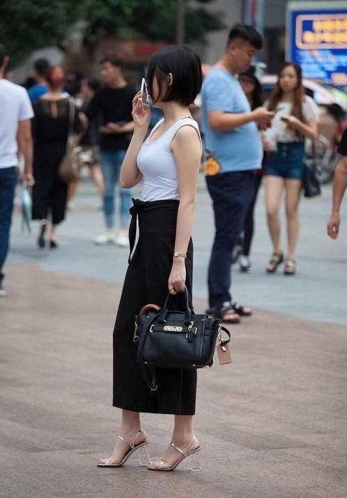 时尚感|黑+白的经典色,搭配出时尚感,尽显女神妩媚动人范!