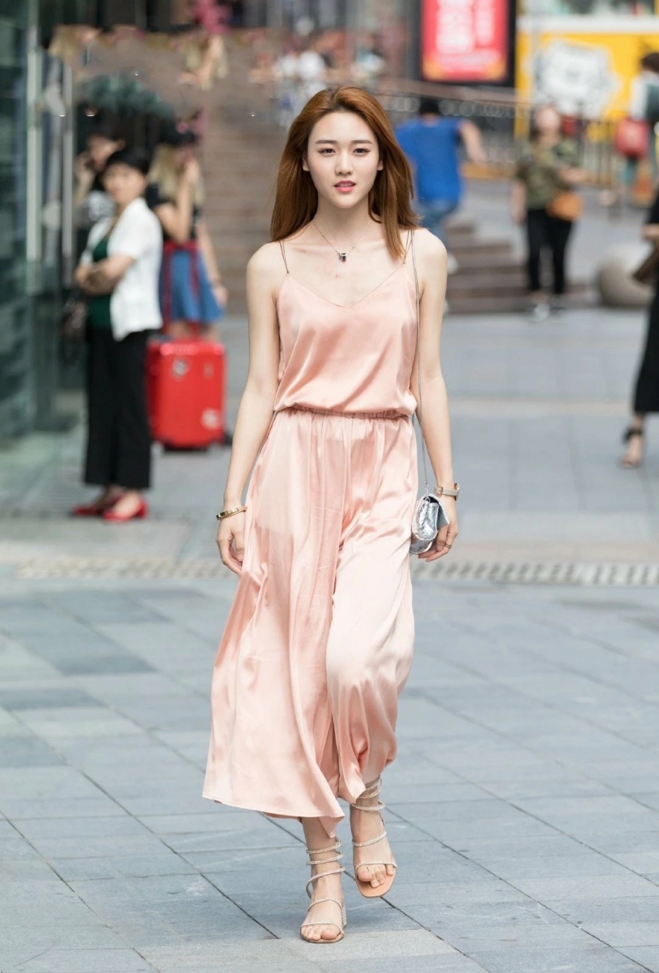 光脚丫 脚脖上“绑三圈”,碰断了就得光脚丫,这3千花的不值