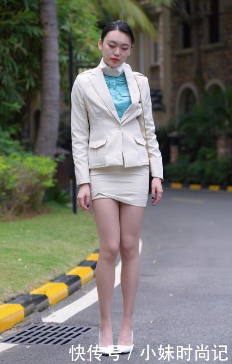 小姐姐的白色职业装,既穿出职场中的干练,又穿出女性独特的气质