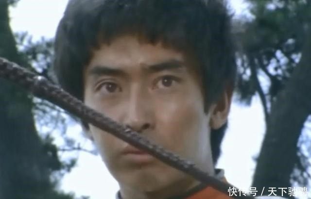 雷欧其实打过赛文3次，一次拿鞭子抽，一次用枪将他打倒在地！